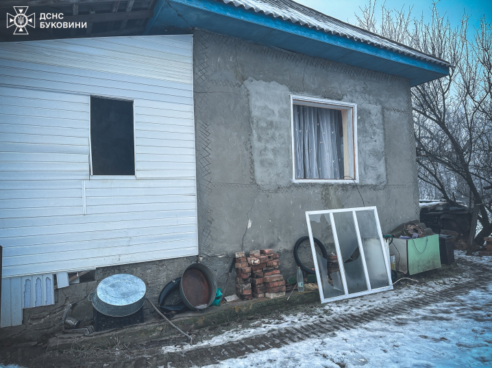 Вибиті вікна і пробиті дахи: рятувальники показали наслідки збиття ракети у Дністровському районі