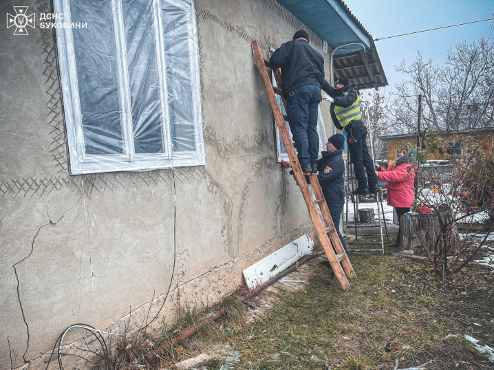 Вибиті вікна і пробиті дахи: рятувальники показали наслідки збиття ракети у Дністровському районі