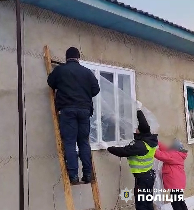 На Буковині ліквідовують наслідки ворожого обстрілу: людям відшкодують збитки