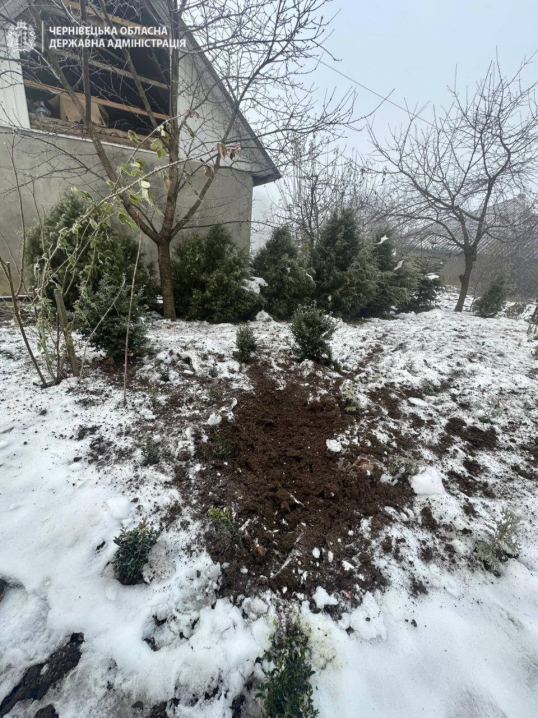 На Буковині ліквідовують наслідки ворожого обстрілу: людям відшкодують збитки