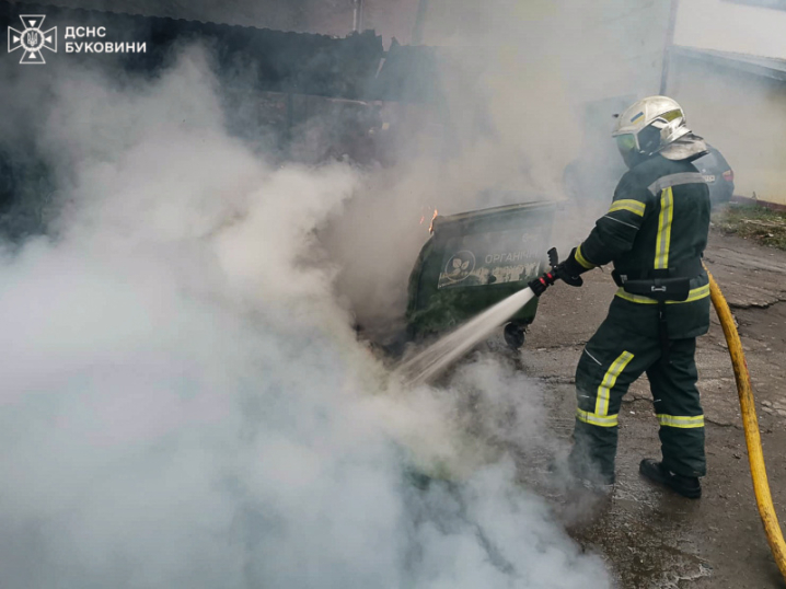 У Чернівцях палали сміттєві контейнери