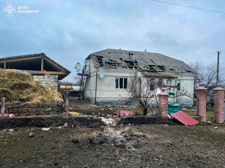 Вибиті вікна і потрощений дах: показали наслідки збиття БПЛА у Дністровському районі