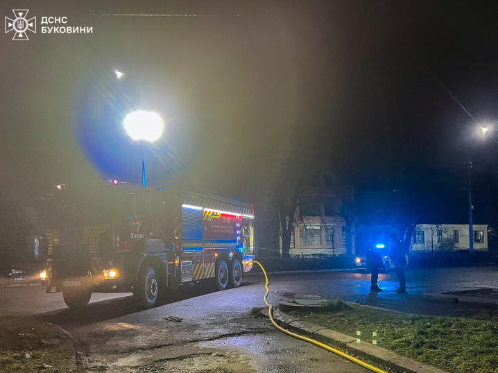 На Буковині горів житловий будинок: пожежу помітили сусіди