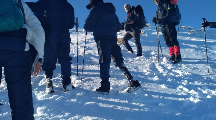 Троє військових з Буковини, які втратили кінцівки на війні, самостійно піднялися на засніжену Говерлу