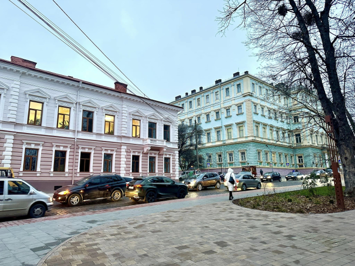 У центрі Чернівців завершують оновлення фасадів історичних будівель