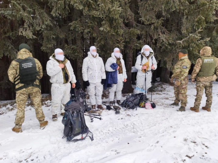 Поблизу Селятина затримали групу добре екіпірованих втікачів у маскувальних костюмах