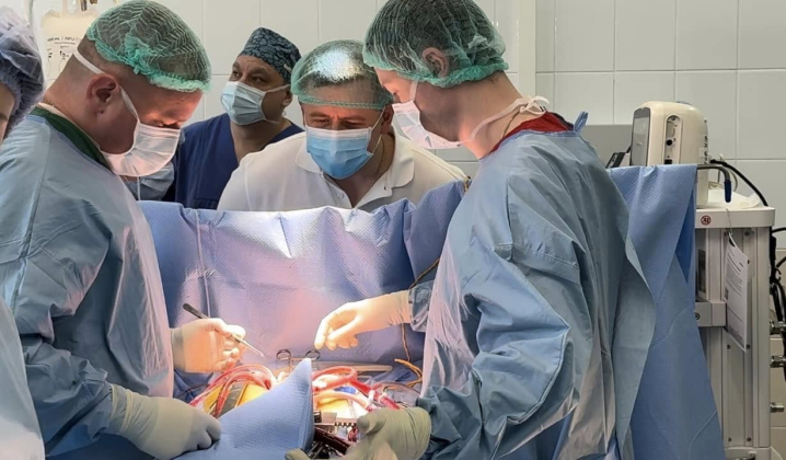 Зупиняли серця: хірурги у Чернівцях виконали дві складні операції на власному обладнанні Зупиняли серця: хірурги у Чернівцях виконали дві складні операції на власному обладнанні