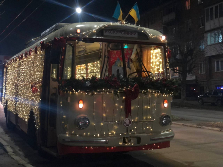 Свято наближається: Чернівцями курсує святковий ретротролейбус, прикрашений гірляндами