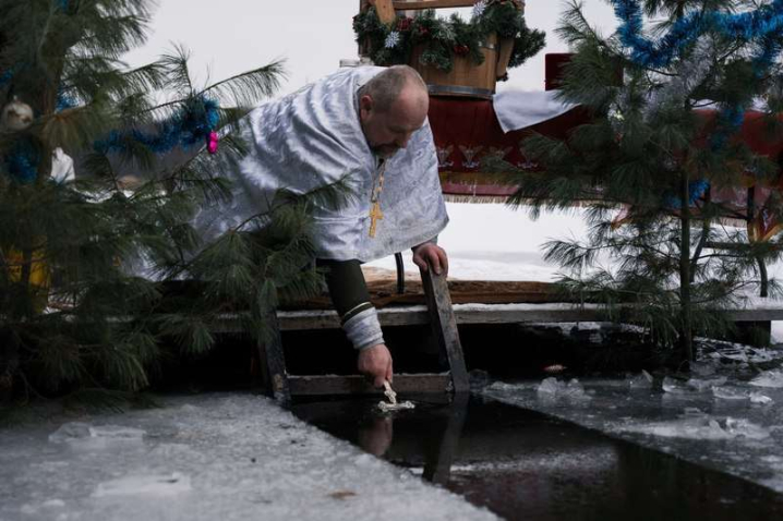 Буковинські десантники скупалися у Хрещенській воді на Водохреща