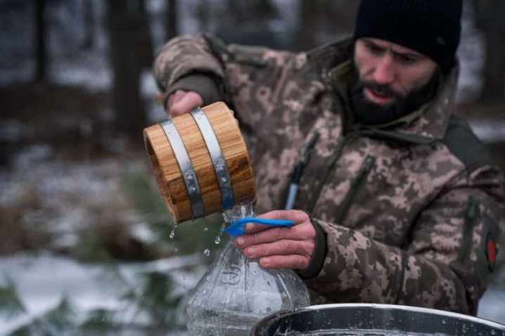 Буковинські десантники скупалися у Хрещенській воді на Водохреща