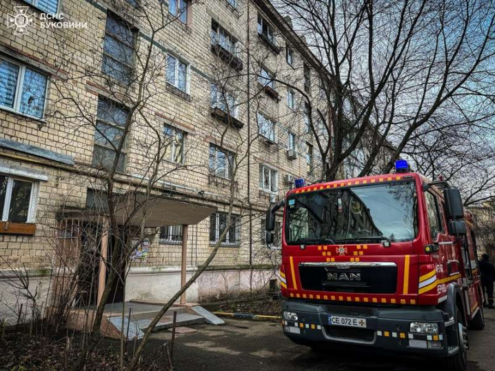 У Чернівцях горіла квартира у багатоповерхівці: постраждав юнак