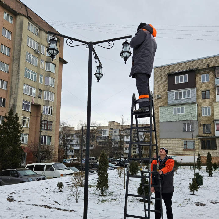 У Чернівцях відновили зруйновані вандалами ліхтарі на вулиці Скальда