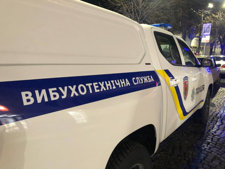 На Соборній площі в Чернівцях знайшли гранату: поліція та рятувальники на місці події