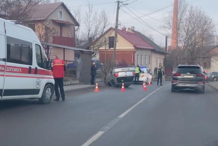 Автівка перекинулася на дах: ДТП на вулиці Кармелюка у Чернівцях