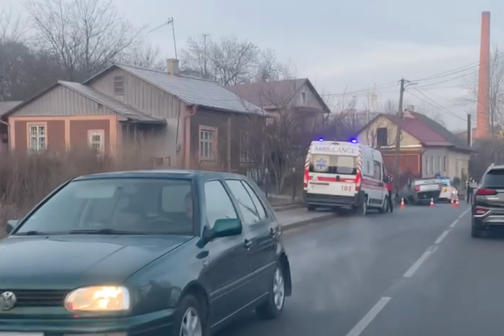 Автівка перекинулася на дах: ДТП на вулиці Кармелюка у Чернівцях