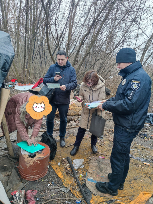 На Тернопільщині виявили сім'ю з п'ятьма дітьми, які живуть у халабуді серед лісосмуги