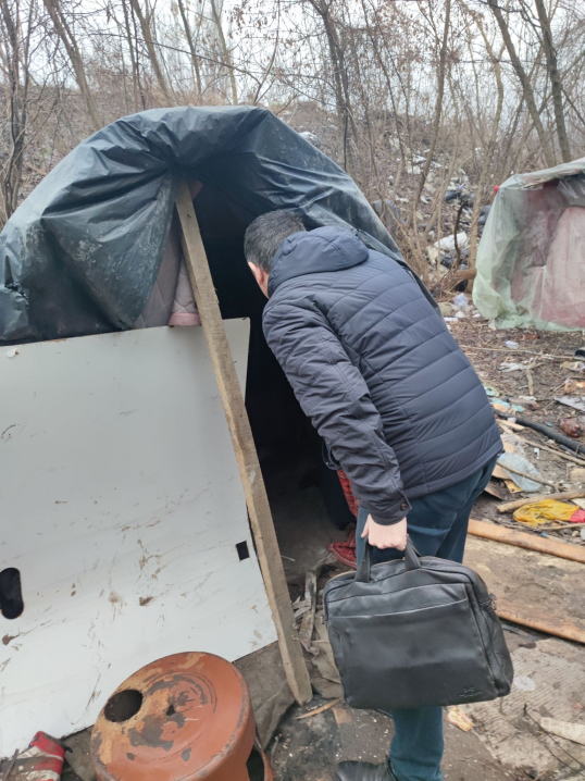 На Тернопільщині виявили сім'ю з п'ятьма дітьми, які живуть у халабуді серед лісосмуги