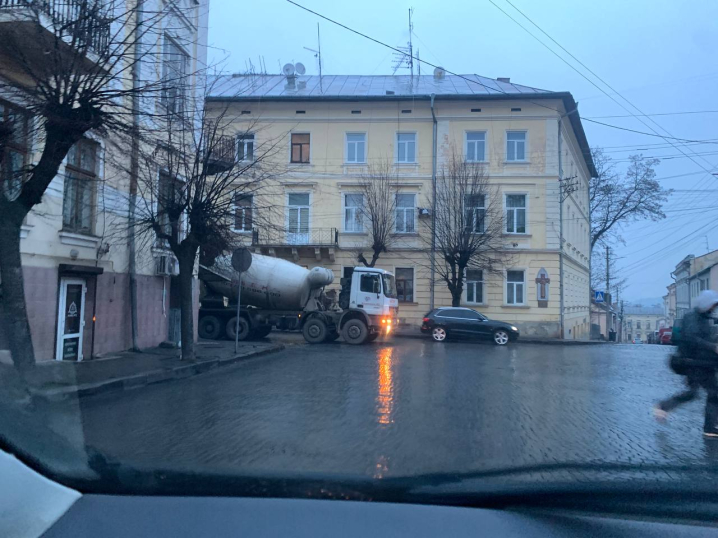 Бетоновоз зачепив припарковану автівку: рух ускладнено вулицею Шептицького у Чернівцях