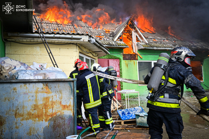 У Кадубівцях ліквідували масштабну пожежу: спалахнув склад із парафіновими свічками