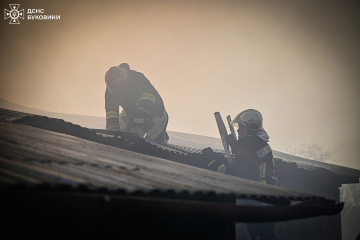 У Кадубівцях ліквідували масштабну пожежу: спалахнув склад із парафіновими свічками