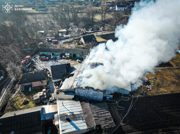 У Кадубівцях ліквідували масштабну пожежу: спалахнув склад із парафіновими свічками