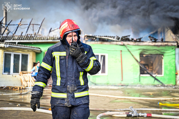 У Кадубівцях ліквідували масштабну пожежу: спалахнув склад із парафіновими свічками