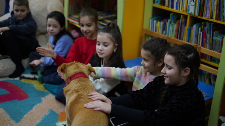 У Чернівецькій бібліотеці провели сеанс каністерапії для дітей: яка користь від занять