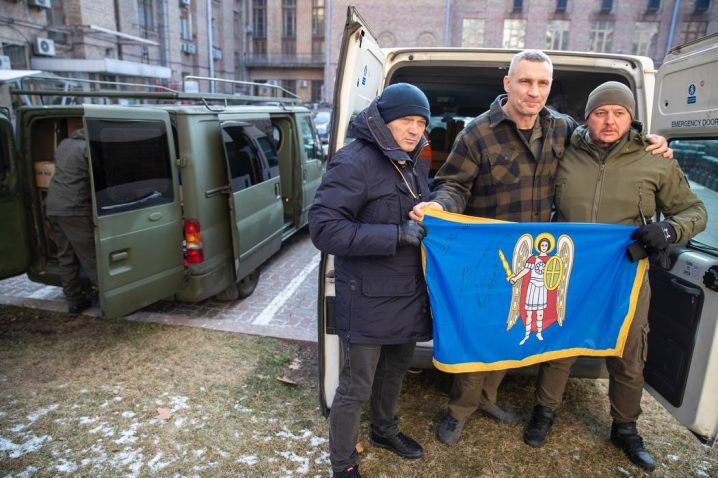 Віталій Кличко передав велику партію дронів та військове обладнання чотирьом бригадам