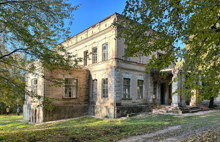 У сусідній з Буковиною області продають розкішний палац із баштою в історичному парку У сусідній з Буковиною області продають розкішний палац із баштою в історичному парку