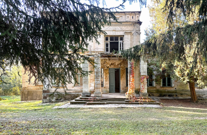 У сусідній з Буковиною області продають розкішний палац із баштою в історичному парку У сусідній з Буковиною області продають розкішний палац із баштою в історичному парку