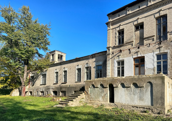 У сусідній з Буковиною області продають розкішний палац із баштою в історичному парку У сусідній з Буковиною області продають розкішний палац із баштою в історичному парку