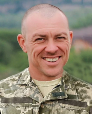 Місто зупинилося: у Чернівцях в останній шлях провели Героя Артура Кузука