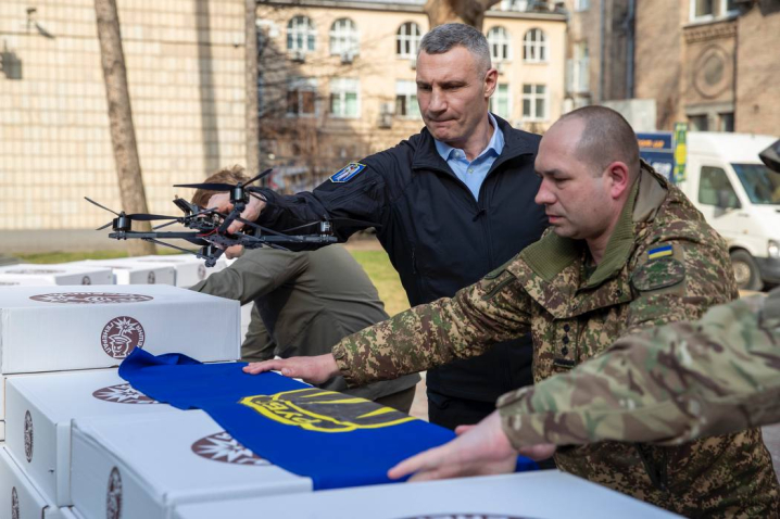 Віталій Кличко передав військовим чергову партію допомоги