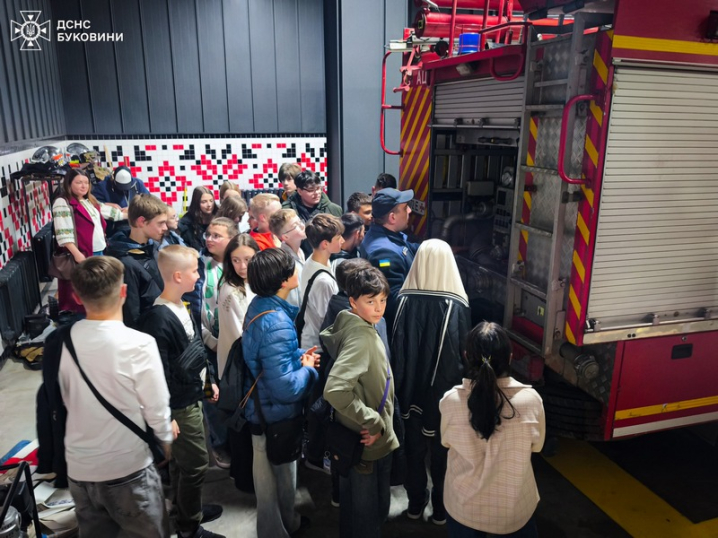 У Чернівцях ліцеїсти відвідали пожежно-рятувальний підрозділ У Чернівцях ліцеїсти відвідали пожежно-рятувальний підрозділ