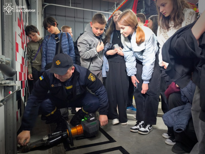 У Чернівцях ліцеїсти відвідали пожежно-рятувальний підрозділ У Чернівцях ліцеїсти відвідали пожежно-рятувальний підрозділ