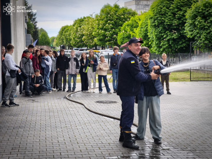 У Чернівцях ліцеїсти відвідали пожежно-рятувальний підрозділ У Чернівцях ліцеїсти відвідали пожежно-рятувальний підрозділ