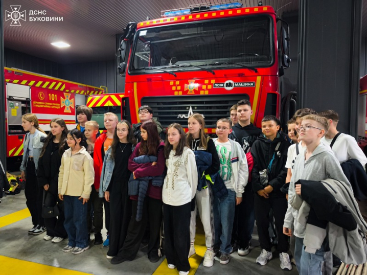 У Чернівцях ліцеїсти відвідали пожежно-рятувальний підрозділ У Чернівцях ліцеїсти відвідали пожежно-рятувальний підрозділ