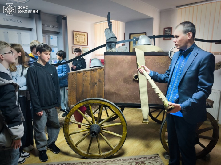 У Чернівцях ліцеїсти відвідали пожежно-рятувальний підрозділ У Чернівцях ліцеїсти відвідали пожежно-рятувальний підрозділ