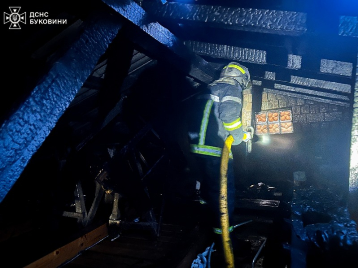 На Буковині вогнеборці цієї ночі гасили палаючий гараж На Буковині вогнеборці цієї ночі гасили палаючий гараж