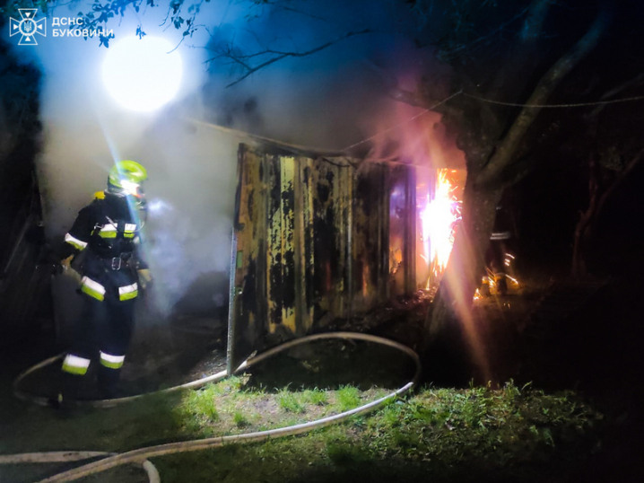 На Буковині вогнеборці цієї ночі гасили палаючий гараж На Буковині вогнеборці цієї ночі гасили палаючий гараж