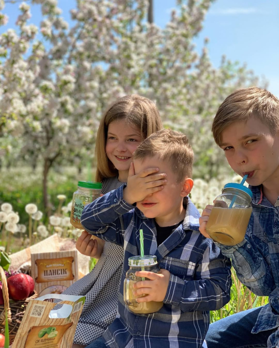 Крафтовий сік із Недобоївців: як буковинське виробництво працює для громади і фронту Крафтовий сік із Недобоївців: як буковинське виробництво працює для громади і фронту