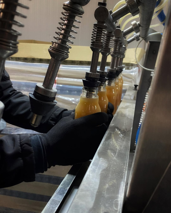 Крафтовий сік із Недобоївців: як буковинське виробництво працює для громади і фронту Крафтовий сік із Недобоївців: як буковинське виробництво працює для громади і фронту