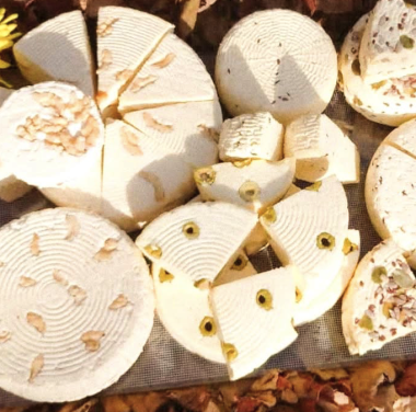 Крафтове виробництво сиру на Буковині: родина сироварів підтримує громаду і військових