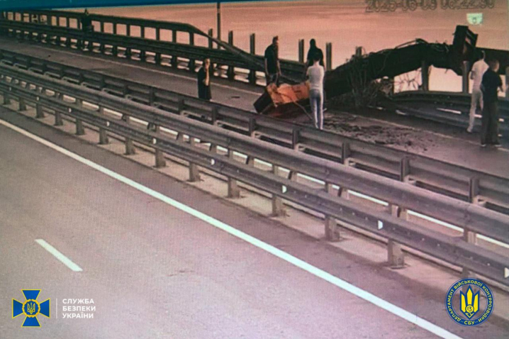 СБУ втретє вразила Кримський міст (відео) СБУ втретє вразила Кримський міст (відео)