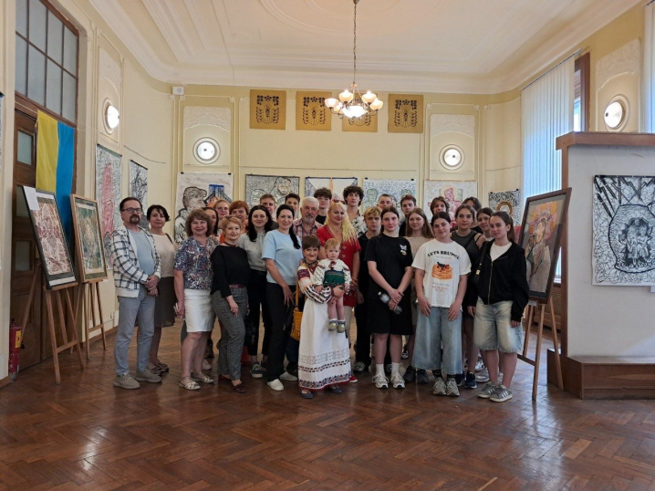 У Чернівецькому художньому музеї відкрили виставку львівської мисткині «Україна в огні» У Чернівецькому художньому музеї відкрили виставку львівської мисткині «Україна в огні»