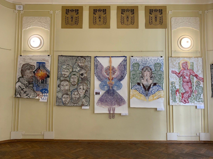 У Чернівецькому художньому музеї відкрили виставку львівської мисткині «Україна в огні» У Чернівецькому художньому музеї відкрили виставку львівської мисткині «Україна в огні»