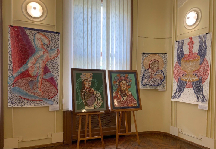 У Чернівецькому художньому музеї відкрили виставку львівської мисткині «Україна в огні» У Чернівецькому художньому музеї відкрили виставку львівської мисткині «Україна в огні»