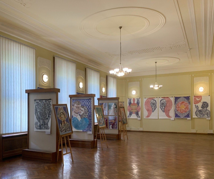 У Чернівецькому художньому музеї відкрили виставку львівської мисткині «Україна в огні» У Чернівецькому художньому музеї відкрили виставку львівської мисткині «Україна в огні»