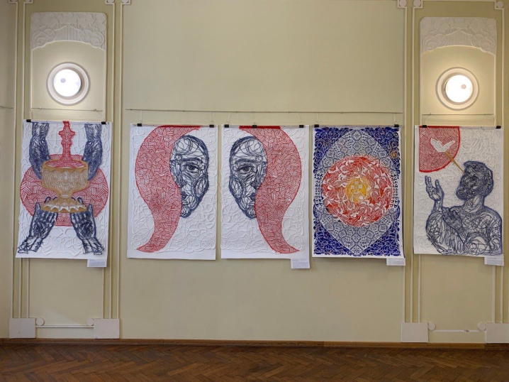 У Чернівецькому художньому музеї відкрили виставку львівської мисткині «Україна в огні» У Чернівецькому художньому музеї відкрили виставку львівської мисткині «Україна в огні»