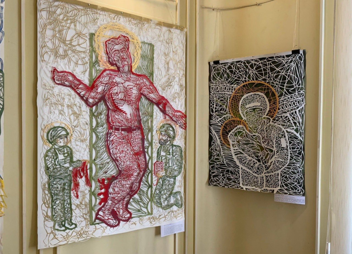 У Чернівецькому художньому музеї відкрили виставку львівської мисткині «Україна в огні» У Чернівецькому художньому музеї відкрили виставку львівської мисткині «Україна в огні»